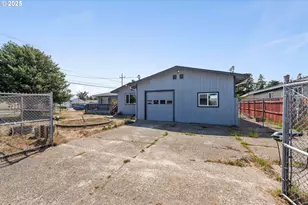 1366 Lakeshore Dr, Coos Bay, OR 97420 - Photo 8