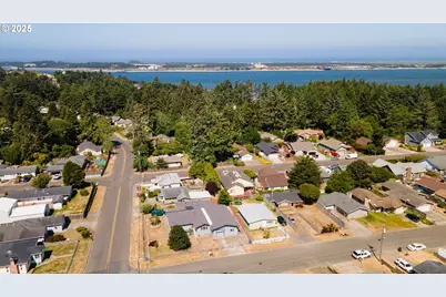 1366 Lakeshore Dr, Coos Bay, OR 97420 - Photo 40