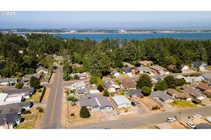 1366 Lakeshore Dr, Coos Bay, OR 97420 - Photo 40