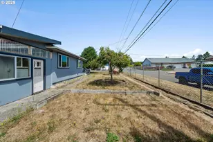 1366 Lakeshore Dr, Coos Bay, OR 97420 - Photo 6