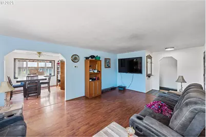 1366 Lakeshore Dr, Coos Bay, OR 97420 - Photo 12