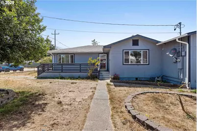 1366 Lakeshore Dr, Coos Bay, OR 97420 - Photo 2