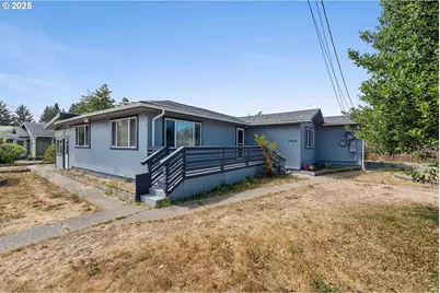 1366 Lakeshore Dr, Coos Bay, OR 97420 - Photo 4