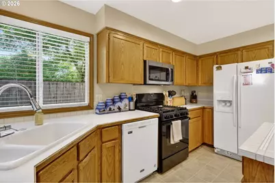 671 NE Maryann Ct, Hillsboro, OR 97124 - Photo 18