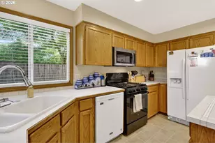 671 NE Maryann Ct, Hillsboro, OR 97124 - Photo 18