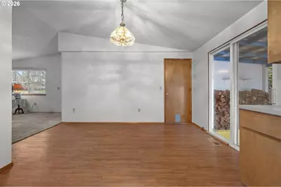 13834 SE Center St, Portland, OR 97236 - Photo 12