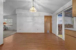 13834 SE Center St, Portland, OR 97236 - Photo 12