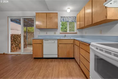 13834 SE Center St, Portland, OR 97236 - Photo 10