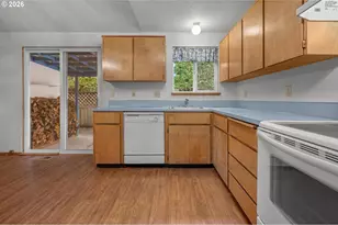 13834 SE Center St, Portland, OR 97236 - Photo 10