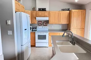 179 Laurel St, Florence, OR 97439 - Photo 8