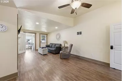 327 6th St, Springfield, OR 97477 - Photo 10