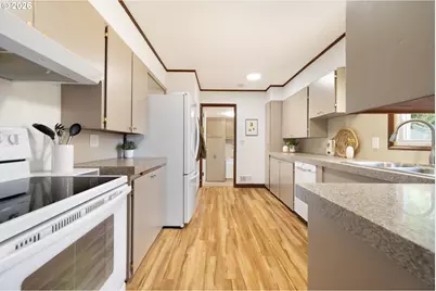 12652 NE Halsey St, Portland, OR 97230 - Photo 10