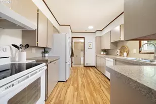 12652 NE Halsey St, Portland, OR 97230 - Photo 10