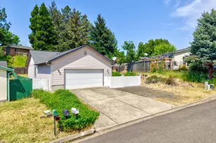 356 Dark Horse St, Roseburg, OR 97471 - Photo 2