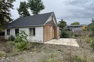 1109 4th St, Springfield, OR 97477 - Photo 2