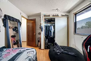 1194 R St, Springfield, OR 97477 - Photo 10