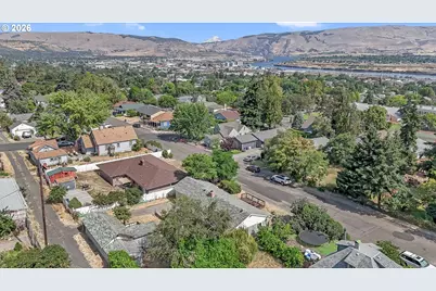 214 E 13th St, The Dalles, OR 97058 - Photo 4