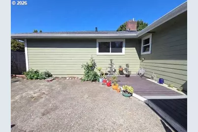 1304 Ocean Ct, Coos Bay, OR 97420 - Photo 2