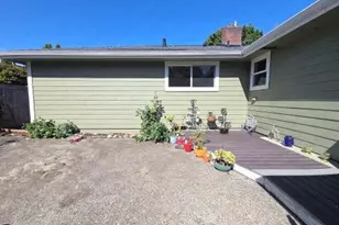 1304 Ocean Ct, Coos Bay, OR 97420 - Photo 2