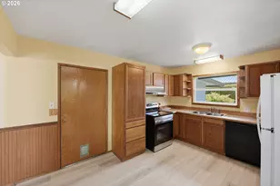 2984 Myrtle St, North Bend, OR 97459 - Photo 12