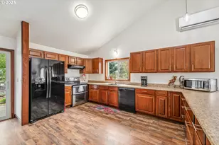 250 Valley View Rd, Sutherlin, OR 97479 - Photo 6