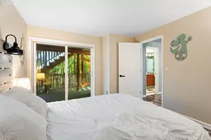 8957 SW Terwilliger Blvd, Portland, OR 97219 - Photo 24