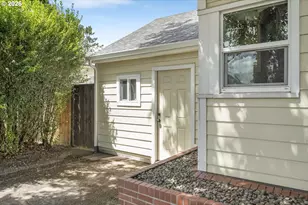 9251 SE Salmon St, Portland, OR 97216 - Photo 32