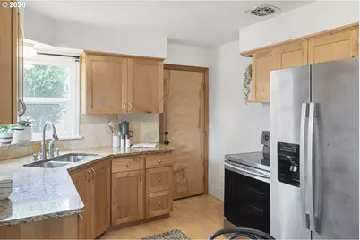 9251 SE Salmon St, Portland, OR 97216 - Photo 16