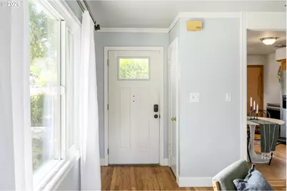 9251 SE Salmon St, Portland, OR 97216 - Photo 6