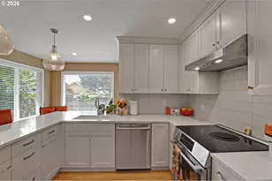 7437 SW 32nd Ave, Portland, OR 97219 - Photo 2