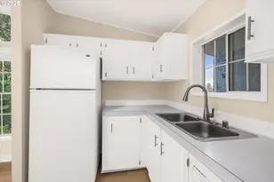 809 SW Crestview Way, Troutdale, OR 97060 - Photo 12