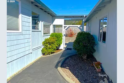 98609 Camellia Dr, Brookings, OR 97415 - Photo 8