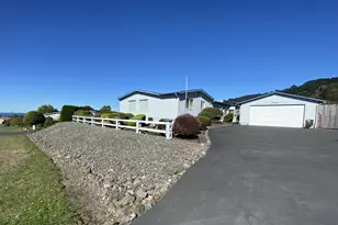 98609 Camellia Dr, Brookings, OR 97415 - Photo 2