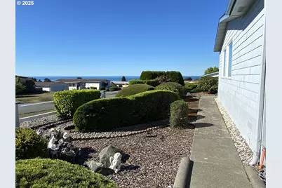 98609 Camellia Dr, Brookings, OR 97415 - Photo 4