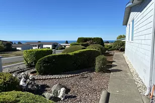 98609 Camellia Dr, Brookings, OR 97415 - Photo 4