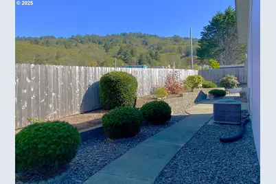 98609 Camellia Dr, Brookings, OR 97415 - Photo 12