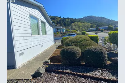 98609 Camellia Dr, Brookings, OR 97415 - Photo 6