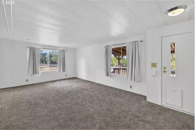 1384 SE Akins Dr, Prineville, OR 97754 - Photo 4