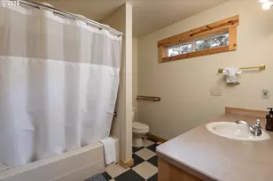 8825 SW Canyon Wren Ct, Redmond, OR 97756 - Photo 12