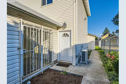 6402 SE 57th Ave, Portland, OR 97206 - Photo 2