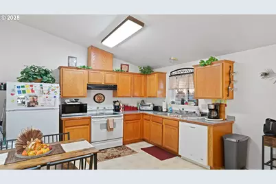 1905 17th St, Springfield, OR 97477 - Photo 8