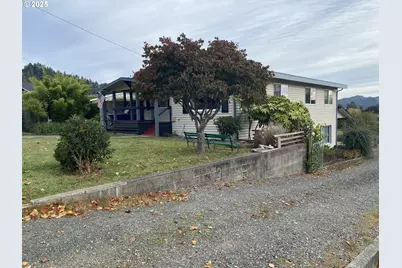 245 S 18th St, Reedsport, OR 97467 - Photo 2