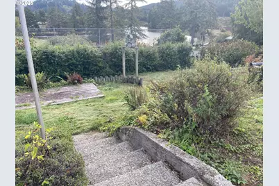 245 S 18th St, Reedsport, OR 97467 - Photo 6