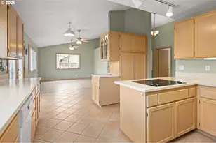 812 Marilyn Ct, Springfield, OR 97477 - Photo 10