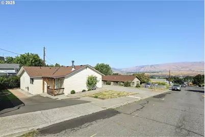 1705 Nevada St, The Dalles, OR 97058 - Photo 2