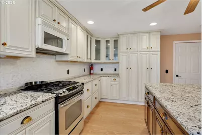 682 SE 70th Ct, Hillsboro, OR 97123 - Photo 32