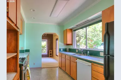3801 SW Plum St, Portland, OR 97219 - Photo 8