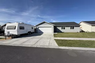 1464 NE Kenna Dr, Hermiston, OR 97838 - Photo 1