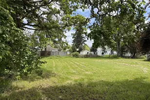 132 N 8th St, Creswell, OR 97426 - Photo 1