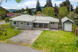 381 NE Wisconsin St, White Salmon, WA 98672 - Photo 2
